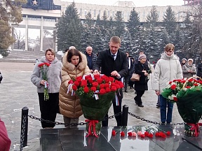 Торжественная церемония возложения цветов к Вечному огню. 