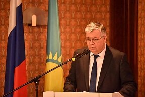 Ветеранов, блокадниц и тыловиков поздравил с 8 марта Генконсул РФ в Алматы